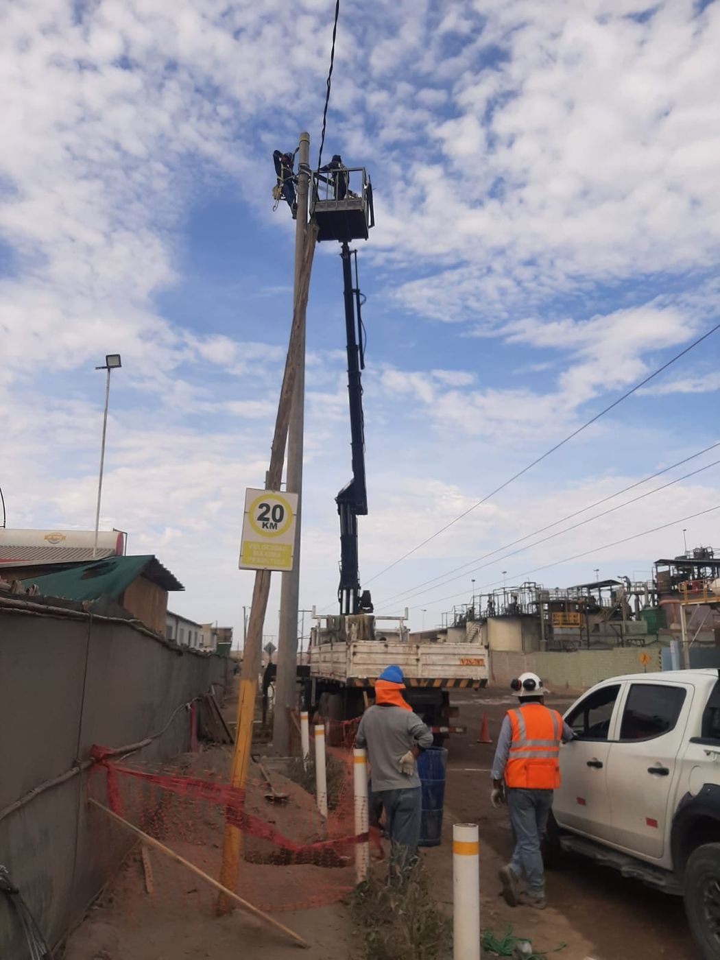 Técnico de D&G Ingenieros trabajando en línea de media tensión desde elevador aéreo