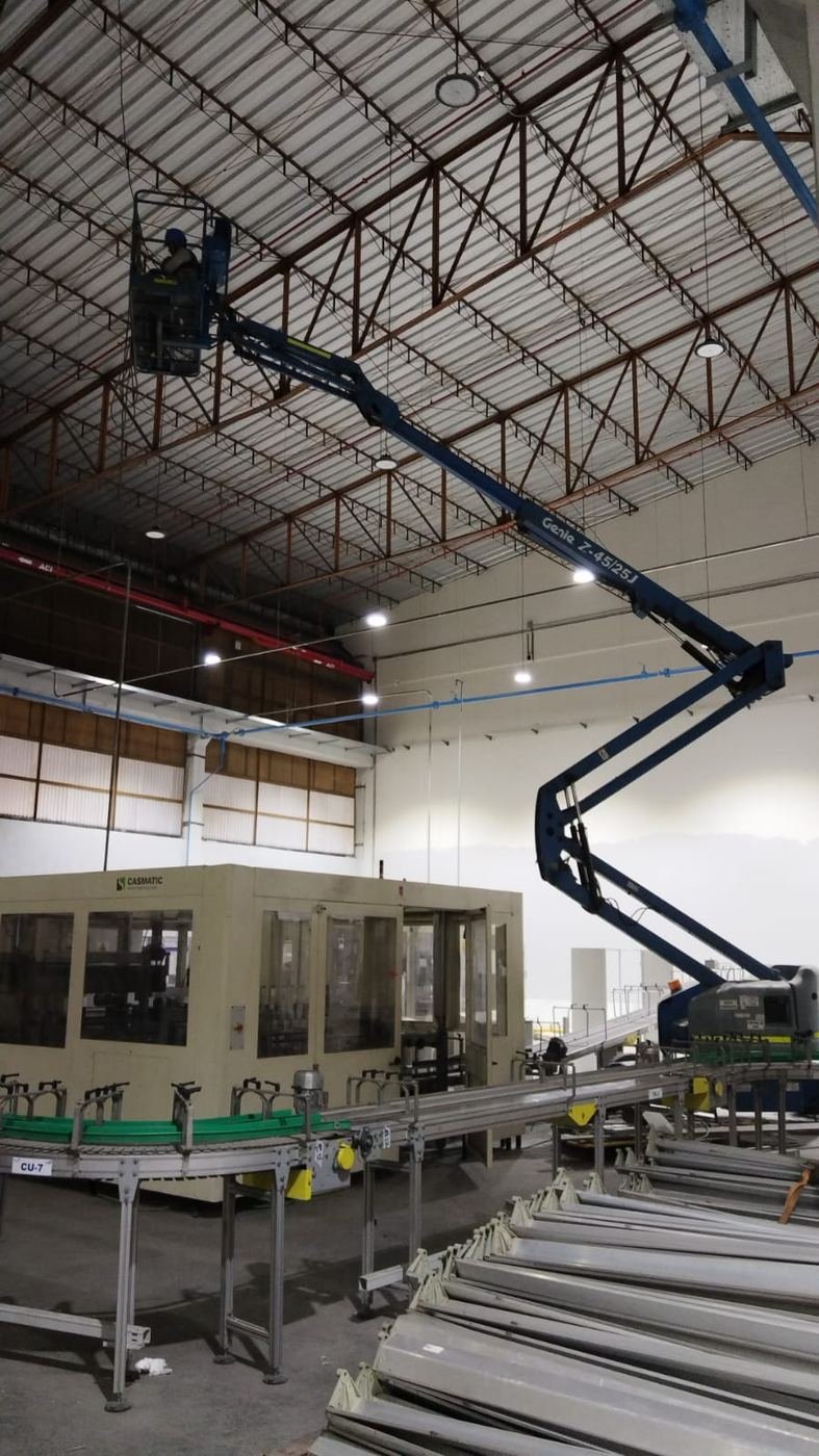 Instalación de luminarias High Bay para cliente Softys